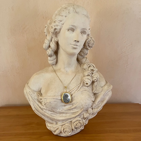 Collier pendentif porte photo, pilulier camé nacre d'Abalone artisanal or porté sur buste