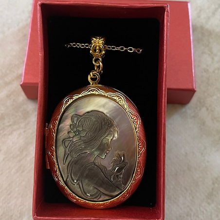 Collier pendentif porte photo, pilulier camé nacre d'Abalone artisanal or dans boîte cadeau