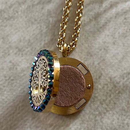 Collier pendentif diffuseur de parfum arbre de vie artisanal strass Swarovski  Scarabaeus Green artisanal ouvert