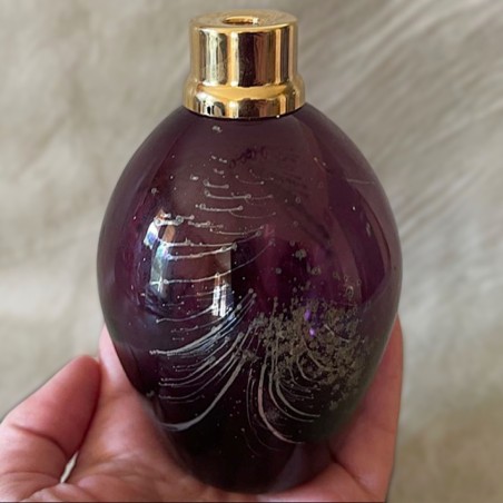Vaporisateur de parfum poire artisanal lie-de-vin en main