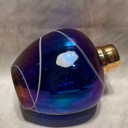 Vaporisateur de parfum artisanal en cristal iridescent poire bleue électrique de profil