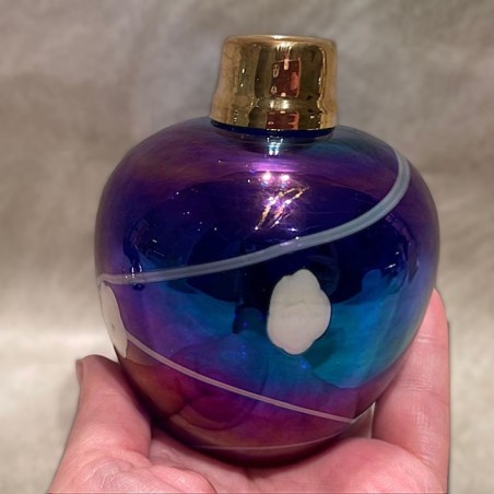 Vaporisateur de parfum artisanal en cristal iridescent poire bleue électrique en main