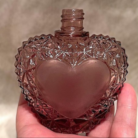 Vaporisateur de parfum cœur artisanal en cristal rose en main
