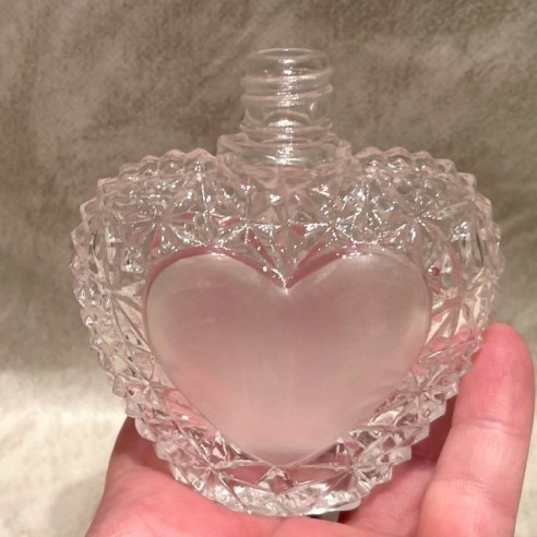 Vaporisateur de parfum cœur artisanal en cristal en main