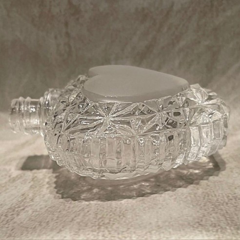 Vaporisateur de parfum cœur artisanal en cristal profil couché