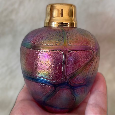 Vaporisateur de parfum poire artisanal boule irisé en cristal en main