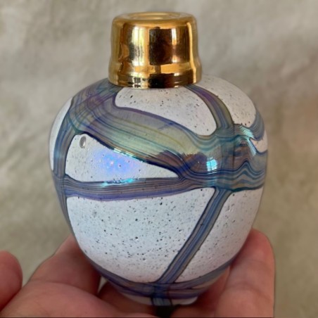 Vaporisateur de parfum en cristal irisé boule gris bleue en main
