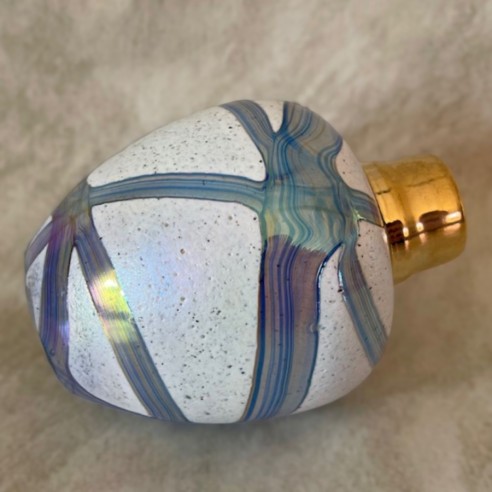 Vaporisateur de parfum en cristal irisé boule gris bleue de côté Vaporisateur de parfum en cristal irisé boule gris bleue de côté