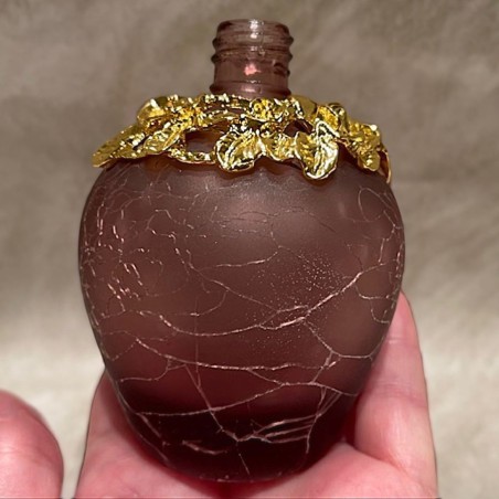 Vaporisateur de parfum artisanal poire lie de vin en main