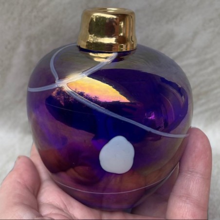 Vaporisateur de parfum artisanal en cristal iridescent poire vieux rose en main
