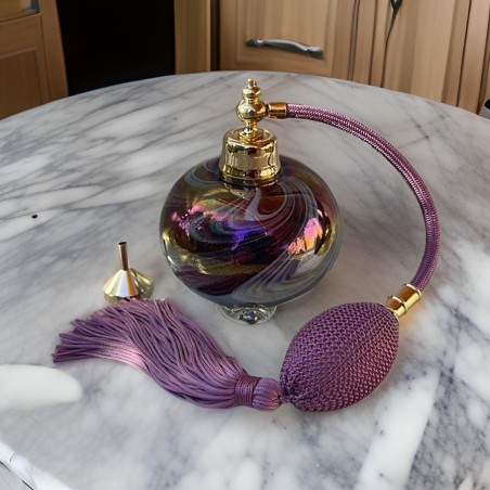 Vaporisateur de parfum poire artisanal en cristal arc en ciel socle rosé exposé