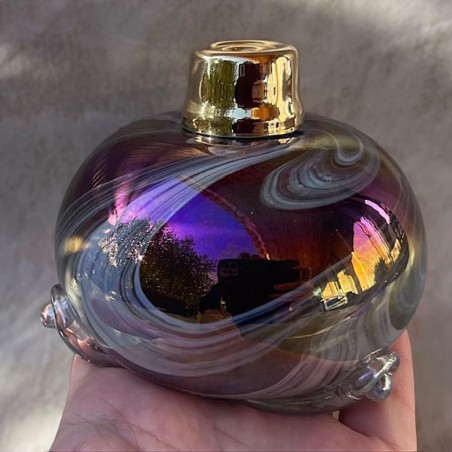 Vaporisateur de parfum poire artisanal en cristal arc en ciel socle rosé en main