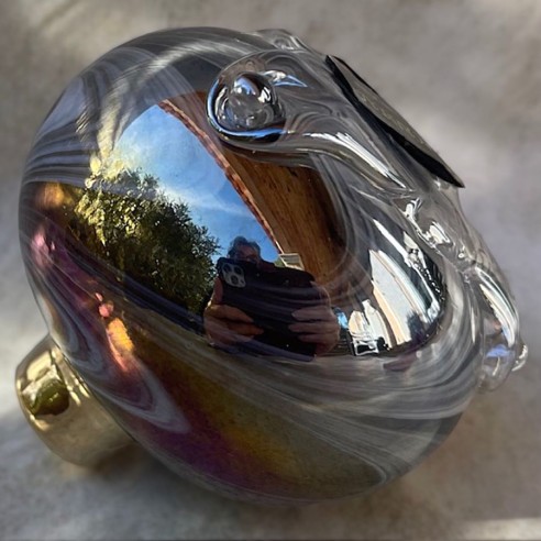 Vaporisateur de parfum poire artisanal en cristal arc en ciel socle rosé de côté