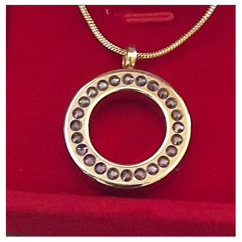 Collier artisanal Pendentif fiole Mémorial, fiole à parfum précieux orné de strass CRISTAL AUTRICHIEN LILAC SHADOW or gros plan