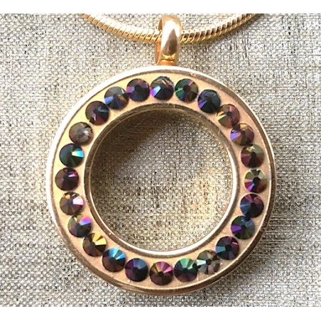 Collier artisanal Pendentif fiole Mémorial, fiole à parfum précieux orné de strass CRISTAL AUTRICHIEN Raimbow dark or gros plan