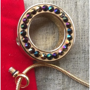 Collier artisanal Pendentif fiole Mémorial, fiole à parfum précieux orné de strass CRISTAL AUTRICHIEN Raimbow dark or gros plan 2