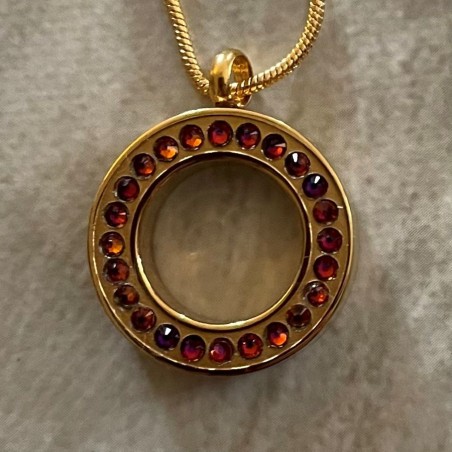 Collier artisanal Pendentif fiole Mémorial, fiole à parfum précieux orné de strass CRISTAL DE LUXE FIRE volcano or gros plan