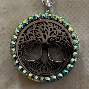 Collier pendentif diffuseur de parfum arbre de vie artisanal strass CRISTAL DE AUTRICHIEN FIRE Jet AB artisanal gros plan