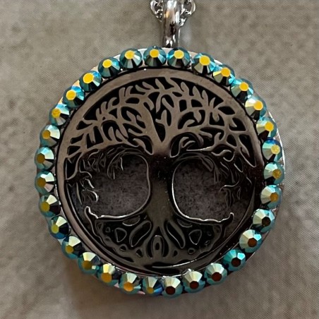 Collier pendentif diffuseur de parfum arbre de vie artisanal strass CRISTAL DE AUTRICHIEN FIRE Jet AB artisanal gros plan