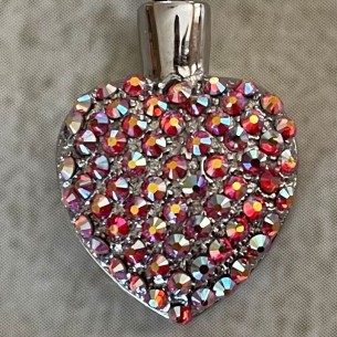 Collier artisanal Pendentif fiole Mémorial, fiole à parfum précieux argent orné de strass CRISTAL DE LUXE HYACINTH AB gros plan