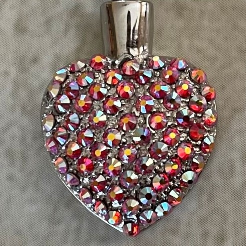 Collier artisanal Pendentif fiole Mémorial, fiole à parfum précieux argent orné de strass CRISTAL DE LUXE HYACINTH AB gros plan