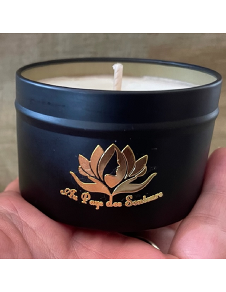 Bougie parfumée artisanale  cire naturelle de soja marque au pays des senteurs en main parfum vanille intense