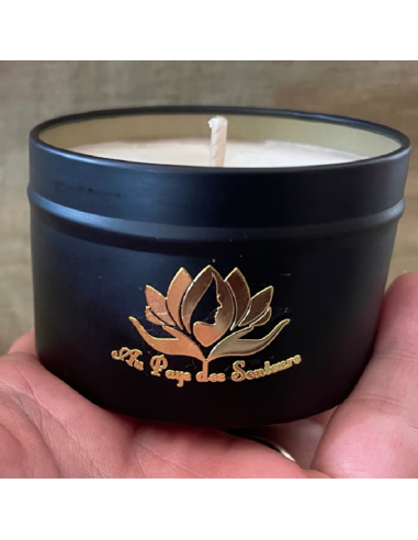 Bougie parfumée vanille intense artisanale  cire naturelle de soja marque au pays des senteurs en main parfum vanille intense
