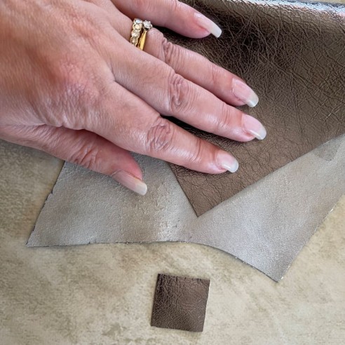 Cuir glacé gris anthracite  pour fabrication de bijoux marque Au pays des senteurs
