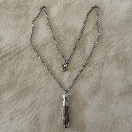 Collier pendentif diffuseur de parfum cuir glacé gris anthracite et Chrome artisanal Marque Au pays des senteurs
