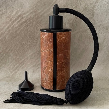 Vaporisateur de parfum en cuir marron cognac vieilli gamme VAPOCUIR marque AU PAYS DES SENTEURS