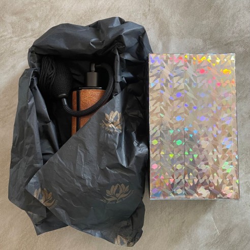 Vaporisateur de parfum en cuir marron cognac vieilli gamme VAPOCUIR marque AU PAYS DES SENTEURS boite cadeaux