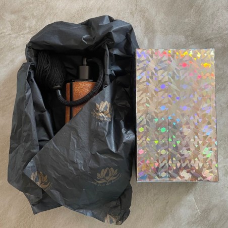 Vaporisateur de parfum en cuir marron cognac vieilli gamme VAPOCUIR marque AU PAYS DES SENTEURS boite cadeaux