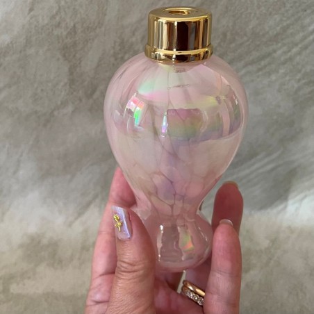 Vaporisateur de parfum poire de luxe en verre artisanal nacré rose vide et rechargeable 130ml porté