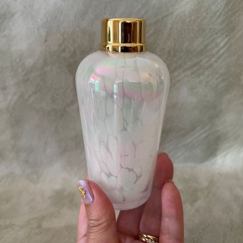 Vaporisateur de parfum poire de luxe en verre artisanal nacré blanc vide et rechargeable 155ml en main