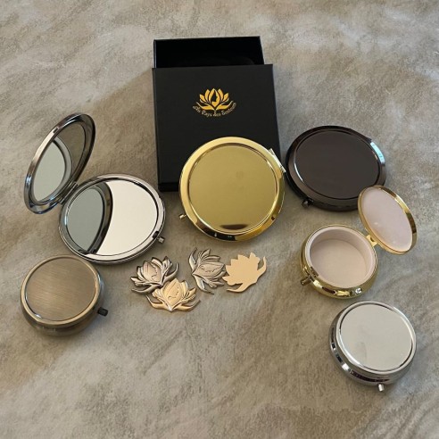 Miroir de sac DELUXE métal argent décoration artisanale Marque Au pays des senteurs bases Miroir de sac DELUXE métal argent décoration artisanale Marque Au pays des senteurs bases