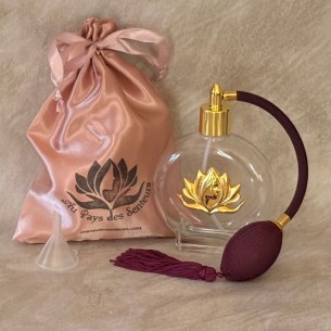 Vaporisateur de parfum poire en verre vide et rechargeable Marque Au pays des senteurs  avec pochon en satin