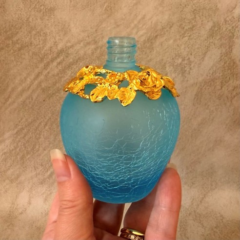 Vaporisateur de parfum bleue craquelé artisanal 90ml en main