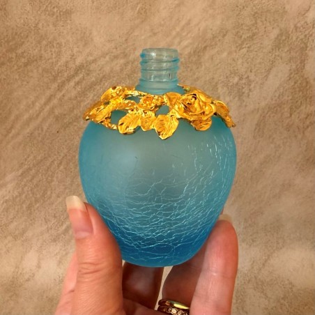Vaporisateur de parfum bleue craquelé artisanal 90ml en main