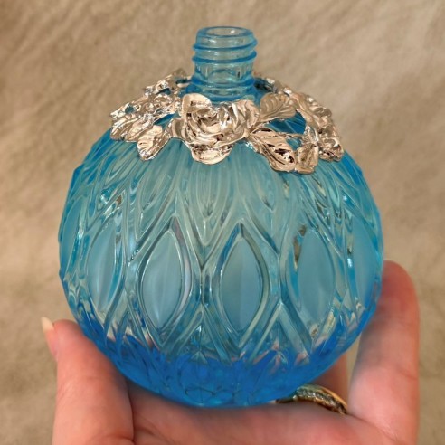 Vaporisateur de parfum poire bleue facettes 230ml porté