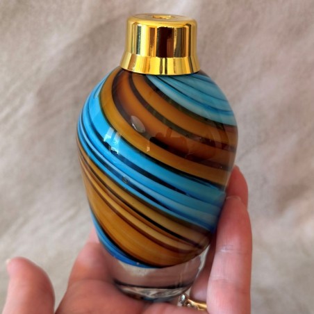 Vaporisateur de parfum poire artisanal spirale bleu 100 ml en main