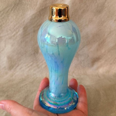 Vaporisateur de parfum de luxe verre artisanal nacré bleu vide et rechargeable 110ml en main