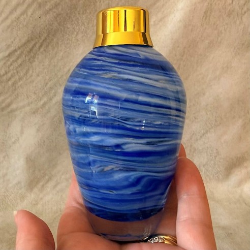 Vaporisateur de parfum poire bleue électrique artisanal en main