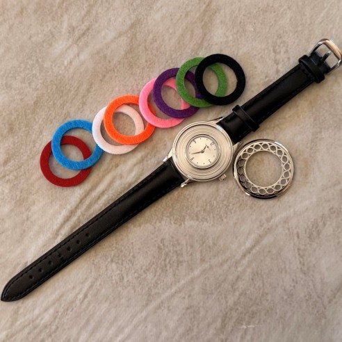 Montre diffuseur de parfum bracelet cuir noir ouverte