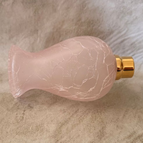 Vaporisateur de parfum poire artisanal galbé  verre craquelé opaque rose profil