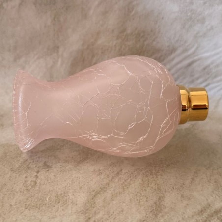 Vaporisateur de parfum poire artisanal galbé  verre craquelé opaque rose profil