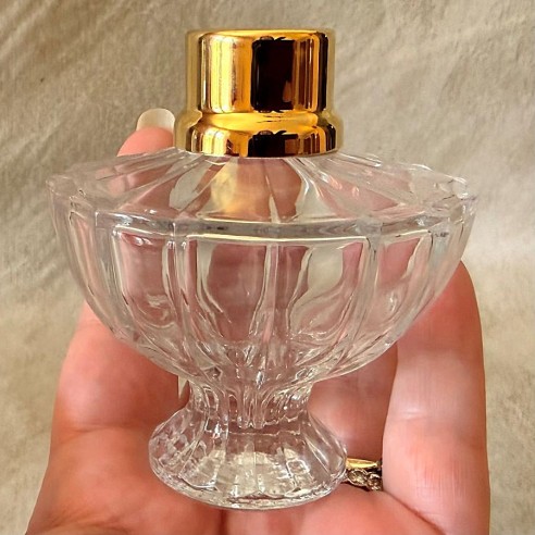 Vaporisateur de parfum artisanal en cristal atomiseur poire modèle corolle en main