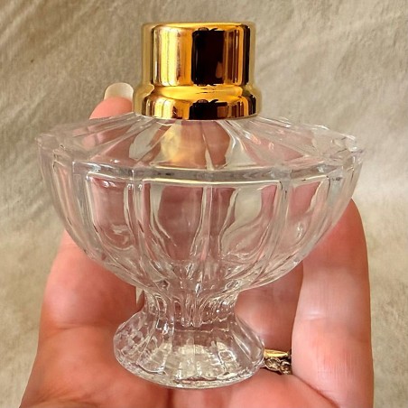 Vaporisateur de parfum artisanal en cristal atomiseur poire modèle corolle en main