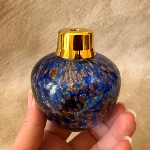 Vaporisateur de parfum poire artisanal bleu or 90ml en main