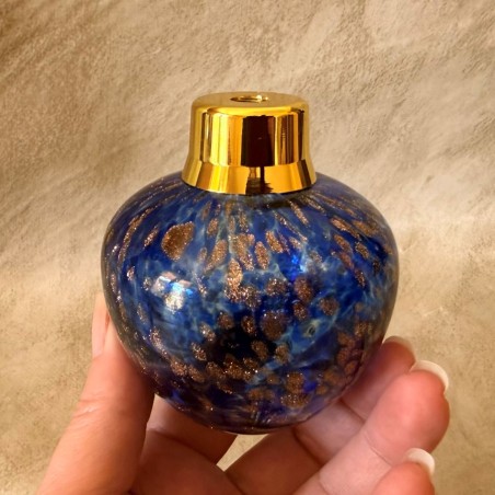 Vaporisateur de parfum poire artisanal bleu or 90ml en main