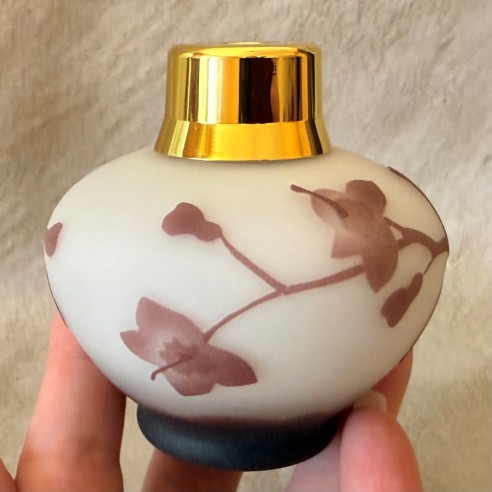 Vaporisateur de parfum poire artisanal sablé peint à la main marron en main